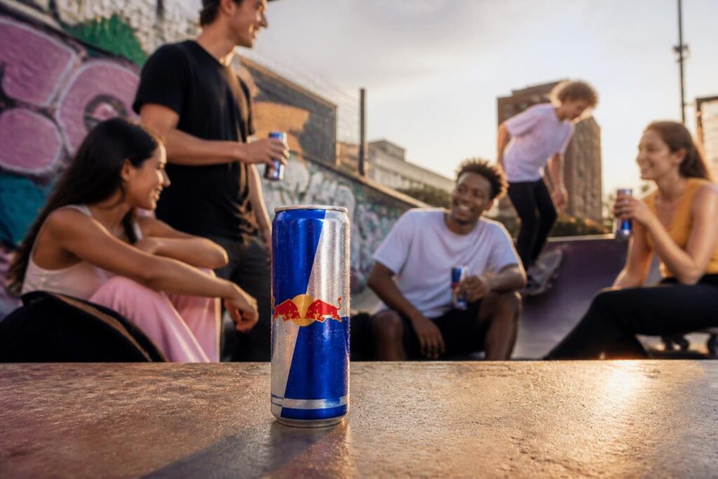 découvrez pourquoi la canette red bull séduit autant les jeunes grâce à son effet énergisant, son image dynamique et son marketing percutant.