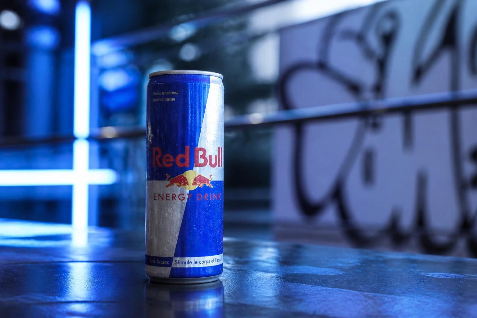 découvrez pourquoi la canette red bull séduit tant les jeunes, grâce à son image dynamique, son goût unique et son effet énergisant immédiat.