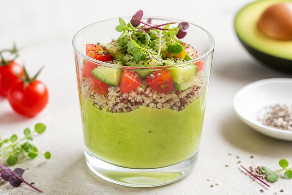 découvrez nos recettes fraîches de verrines avocat végétariennes et vegan, parfaites pour des entrées saines et gourmandes.